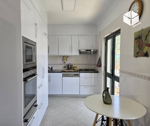 MORADIA COM PISCINA NA DESLUMBRANTE PRAIA DE QUIAIOS