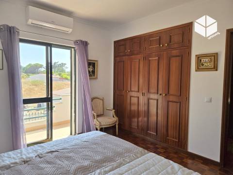 MORADIA COM PISCINA NA DESLUMBRANTE PRAIA DE QUIAIOS