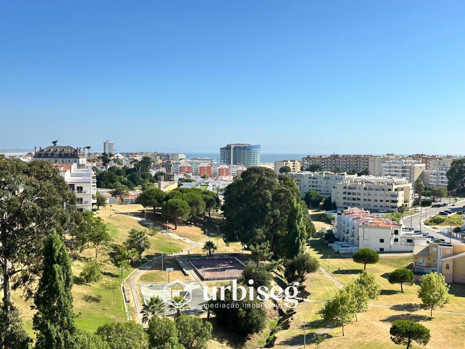 COM VISTAS DESLUMBRANTES SOBRE MAR, PRAIA E CIDADE - T2 NO ALTO DO FORNO &#8203;&#8203;&#8203;&#8203;&#8203;&#8203;&#8203;