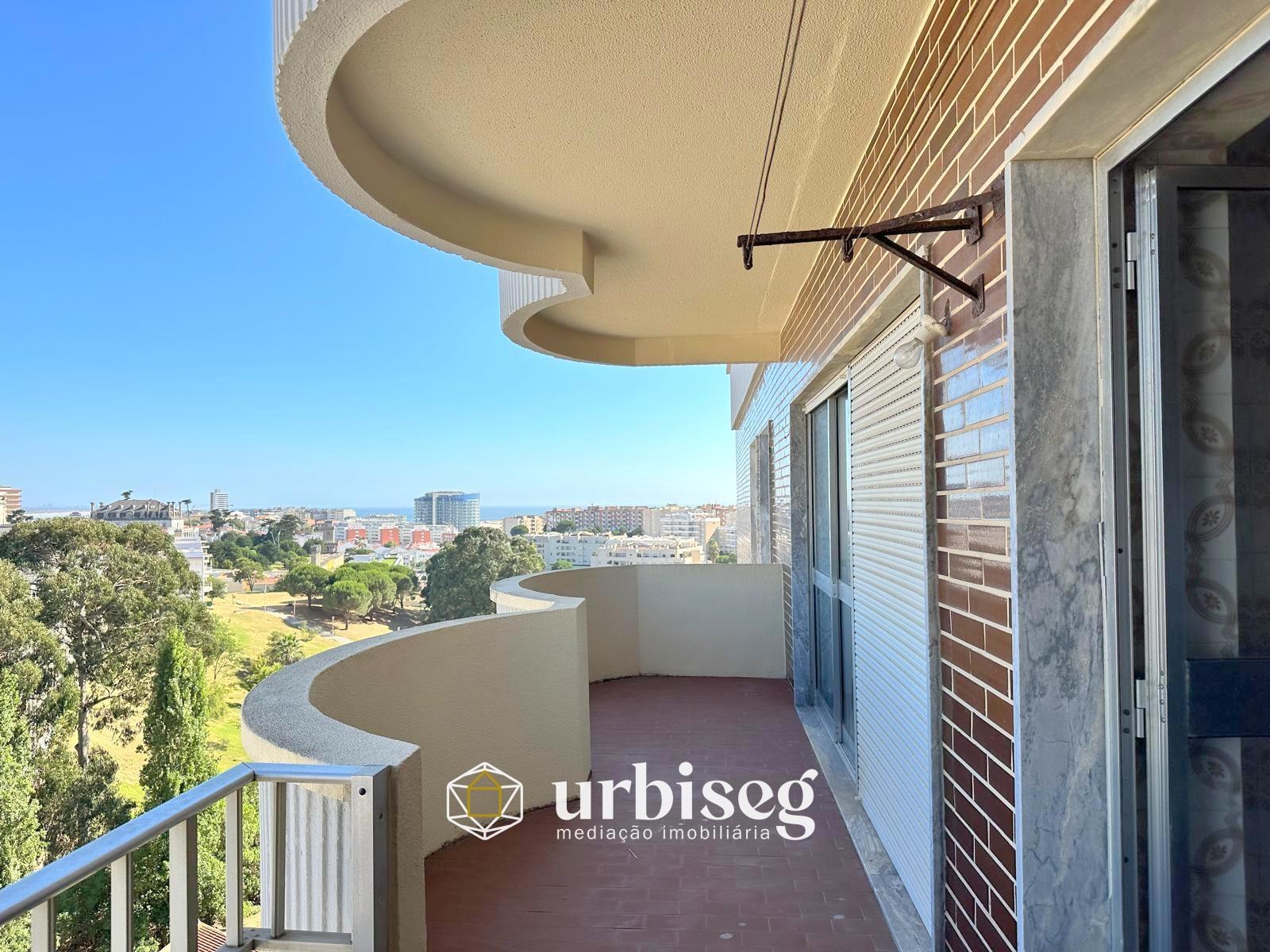 COM VISTAS DESLUMBRANTES SOBRE MAR, PRAIA E CIDADE - T2 NO ALTO DO FORNO &#8203;&#8203;&#8203;&#8203;&#8203;&#8203;&#8203;