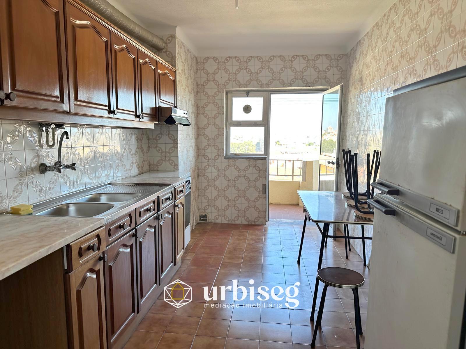 COM VISTAS DESLUMBRANTES SOBRE MAR, PRAIA E CIDADE - T2 NO ALTO DO FORNO &#8203;&#8203;&#8203;&#8203;&#8203;&#8203;&#8203;