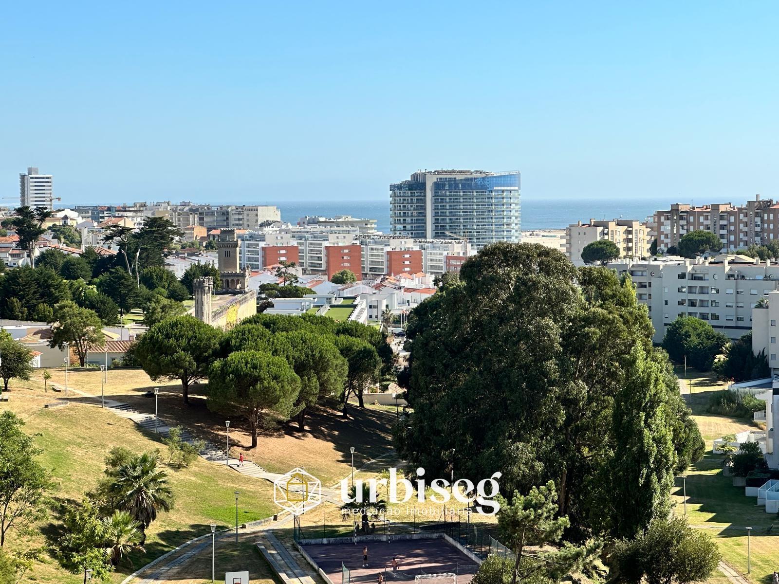 COM VISTAS DESLUMBRANTES SOBRE MAR, PRAIA E CIDADE - T2 NO ALTO DO FORNO &#8203;&#8203;&#8203;&#8203;&#8203;&#8203;&#8203;
