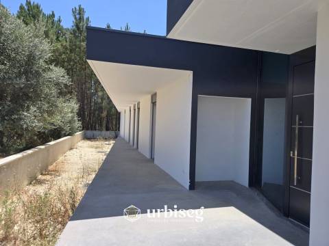 VIVA COM CONFORTO, LUZ E TRANQUILIDADE — MORADIA TÉRREA NOVA EM OUTEIRO DA RANHA, POMBAL