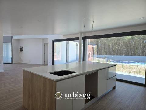 VIVA COM CONFORTO, LUZ E TRANQUILIDADE — MORADIA TÉRREA NOVA EM OUTEIRO DA RANHA, POMBAL