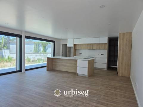 VIVA COM CONFORTO, LUZ E TRANQUILIDADE — MORADIA TÉRREA NOVA EM OUTEIRO DA RANHA, POMBAL