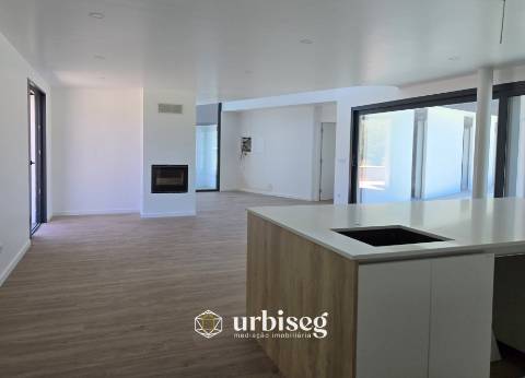 VIVA COM CONFORTO, LUZ E TRANQUILIDADE — MORADIA TÉRREA NOVA EM OUTEIRO DA RANHA, POMBAL