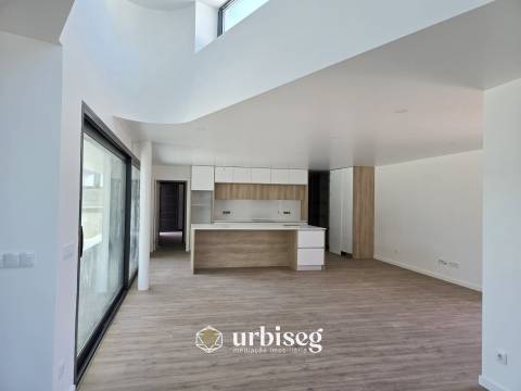 VIVA COM CONFORTO, LUZ E TRANQUILIDADE — MORADIA TÉRREA NOVA EM OUTEIRO DA RANHA, POMBAL