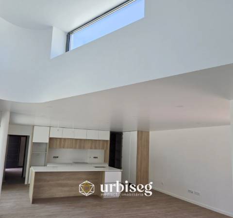 VIVA COM CONFORTO, LUZ E TRANQUILIDADE — MORADIA TÉRREA NOVA EM OUTEIRO DA RANHA, POMBAL