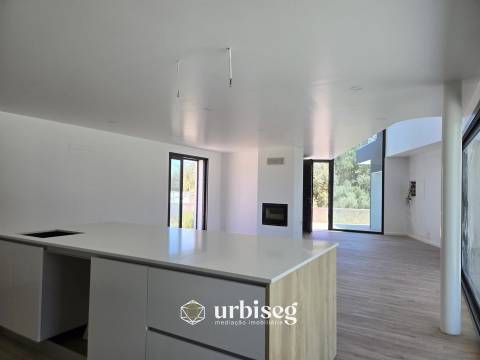 VIVA COM CONFORTO, LUZ E TRANQUILIDADE — MORADIA TÉRREA NOVA EM OUTEIRO DA RANHA, POMBAL