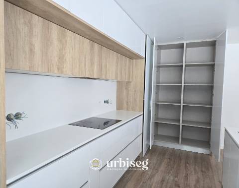 VIVA COM CONFORTO, LUZ E TRANQUILIDADE — MORADIA TÉRREA NOVA EM OUTEIRO DA RANHA, POMBAL