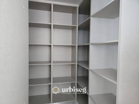 VIVA COM CONFORTO, LUZ E TRANQUILIDADE — MORADIA TÉRREA NOVA EM OUTEIRO DA RANHA, POMBAL