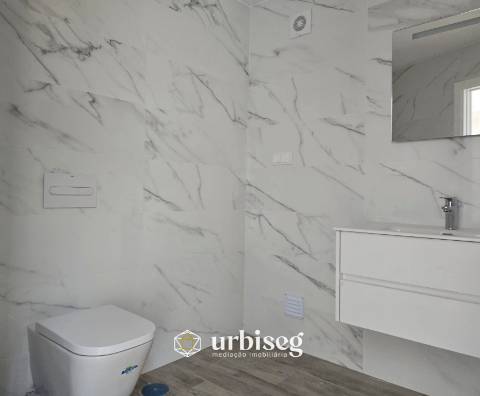 VIVA COM CONFORTO, LUZ E TRANQUILIDADE — MORADIA TÉRREA NOVA EM OUTEIRO DA RANHA, POMBAL