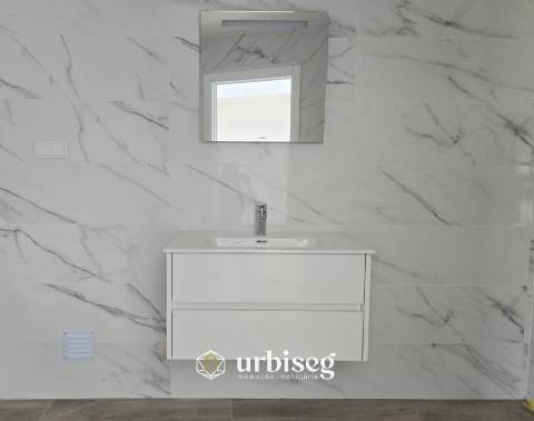 VIVA COM CONFORTO, LUZ E TRANQUILIDADE — MORADIA TÉRREA NOVA EM OUTEIRO DA RANHA, POMBAL