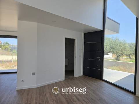 VIVA COM CONFORTO, LUZ E TRANQUILIDADE — MORADIA TÉRREA NOVA EM OUTEIRO DA RANHA, POMBAL