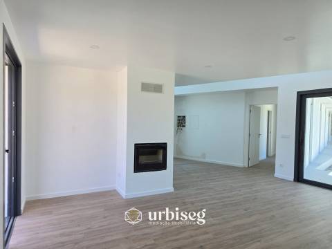 VIVA COM CONFORTO, LUZ E TRANQUILIDADE — MORADIA TÉRREA NOVA EM OUTEIRO DA RANHA, POMBAL