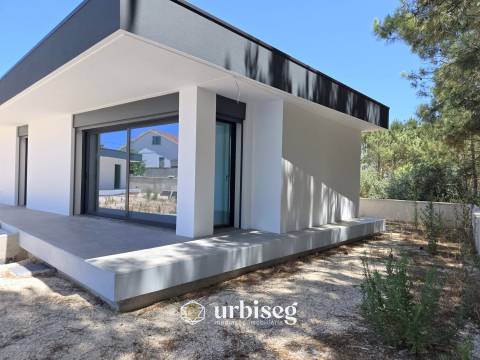 VIVA COM CONFORTO, LUZ E TRANQUILIDADE — MORADIA TÉRREA NOVA EM OUTEIRO DA RANHA, POMBAL