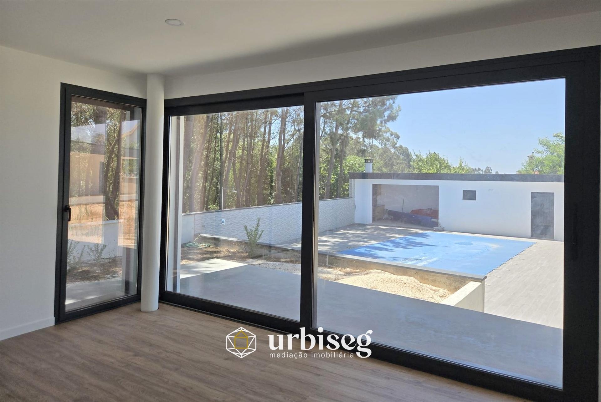 VIVA COM CONFORTO, LUZ E TRANQUILIDADE — MORADIA TÉRREA NOVA EM OUTEIRO DA RANHA, POMBAL