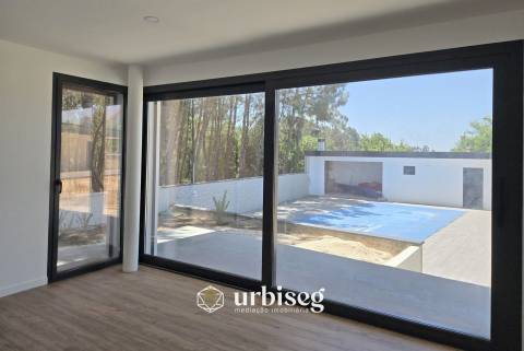 VIVA COM CONFORTO, LUZ E TRANQUILIDADE — MORADIA TÉRREA NOVA EM OUTEIRO DA RANHA, POMBAL