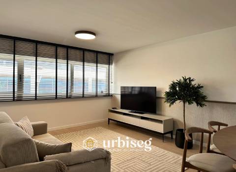 EXPERIÊNCIA DE CONFORTO E ELEGÂNCIA A 20 METROS DA MARGINAL DE BUARCOS