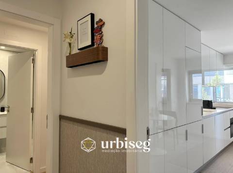 EXPERIÊNCIA DE CONFORTO E ELEGÂNCIA A 20 METROS DA MARGINAL DE BUARCOS