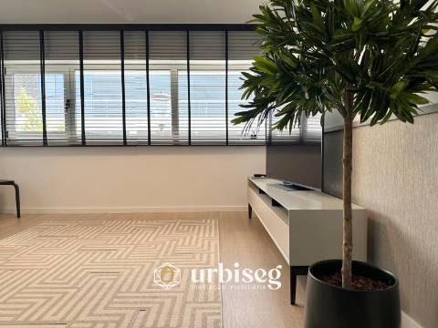 EXPERIÊNCIA DE CONFORTO E ELEGÂNCIA A 20 METROS DA MARGINAL DE BUARCOS