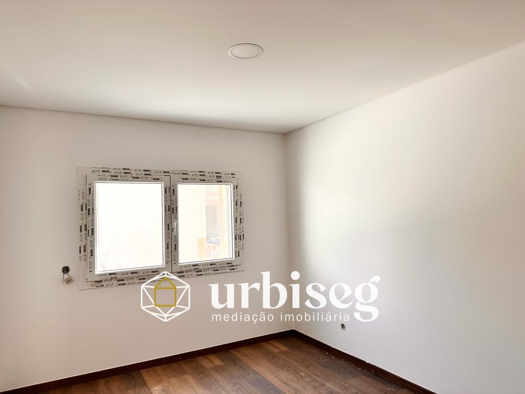 T3 Esq. 2º andar – Apartamento Novo com Garagem Fechada na Cave | A 500m das Praias da Gala