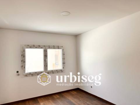 T3 Esq. 2º andar – Apartamento Novo com Garagem Fechada na Cave | A 500m das Praias da Gala