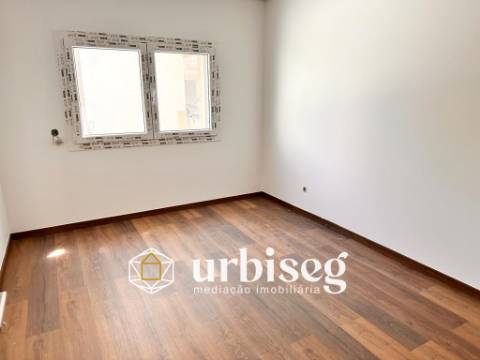 T3 Esq. 2º andar – Apartamento Novo com Garagem Fechada na Cave | A 500m das Praias da Gala