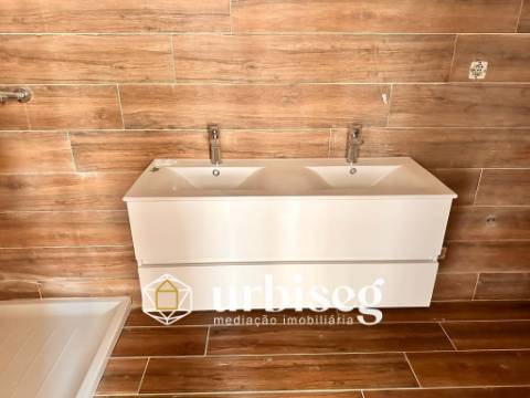 T3 Esq. 2º andar – Apartamento Novo com Garagem Fechada na Cave | A 500m das Praias da Gala