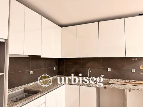 T3 Esq. 2º andar – Apartamento Novo com Garagem Fechada na Cave | A 500m das Praias da Gala