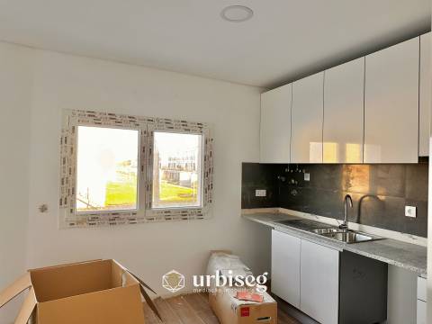 T3 Esq. 2º andar – Apartamento Novo com Garagem Fechada na Cave | A 500m das Praias da Gala