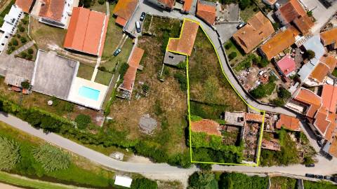 Propriedade com 757 m² para Reconversão entre Campo e Mar – Próximo da Figueira da Foz