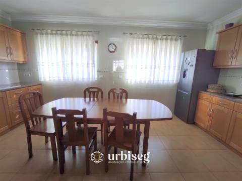 MORADIA EM CARRITOS — AMPLITUDE E LUZ A APENAS 3 MINUTOSDO CENTRO DA CIDADE