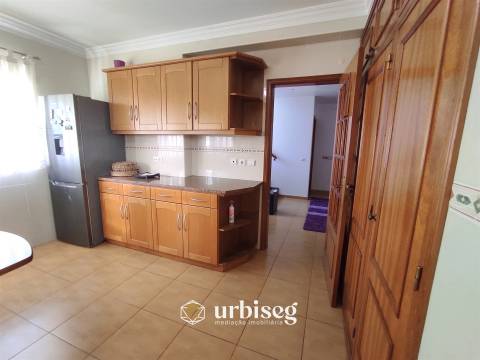 MORADIA EM CARRITOS — AMPLITUDE E LUZ A APENAS 3 MINUTOSDO CENTRO DA CIDADE