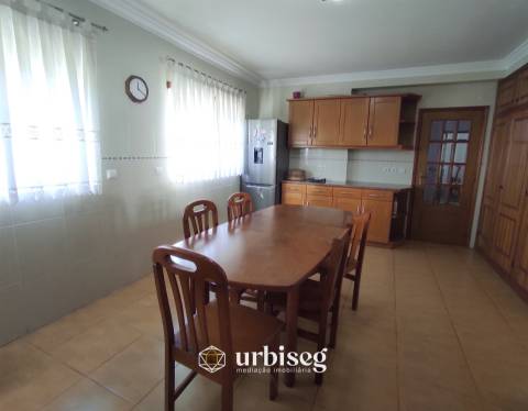 MORADIA EM CARRITOS — AMPLITUDE E LUZ A APENAS 3 MINUTOSDO CENTRO DA CIDADE