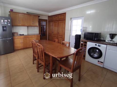 MORADIA EM CARRITOS — AMPLITUDE E LUZ A APENAS 3 MINUTOSDO CENTRO DA CIDADE