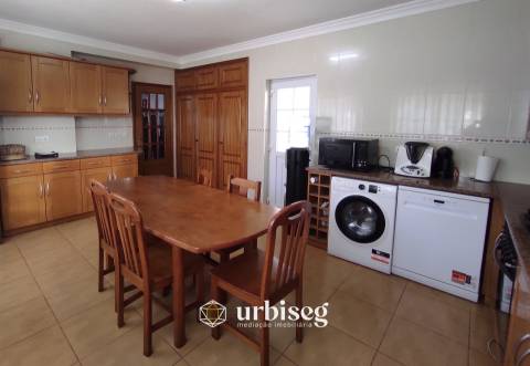 MORADIA EM CARRITOS — AMPLITUDE E LUZ A APENAS 3 MINUTOSDO CENTRO DA CIDADE