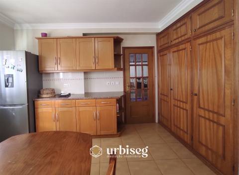 MORADIA EM CARRITOS — AMPLITUDE E LUZ A APENAS 3 MINUTOSDO CENTRO DA CIDADE