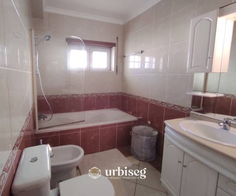 MORADIA EM CARRITOS — AMPLITUDE E LUZ A APENAS 3 MINUTOSDO CENTRO DA CIDADE