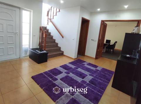 MORADIA EM CARRITOS — AMPLITUDE E LUZ A APENAS 3 MINUTOSDO CENTRO DA CIDADE