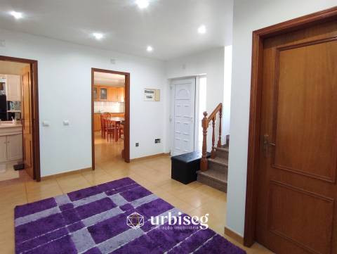 MORADIA EM CARRITOS — AMPLITUDE E LUZ A APENAS 3 MINUTOSDO CENTRO DA CIDADE