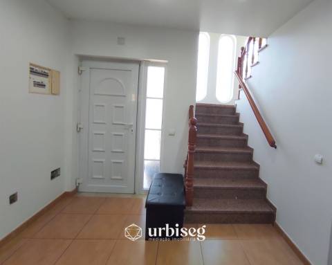 MORADIA EM CARRITOS — AMPLITUDE E LUZ A APENAS 3 MINUTOSDO CENTRO DA CIDADE