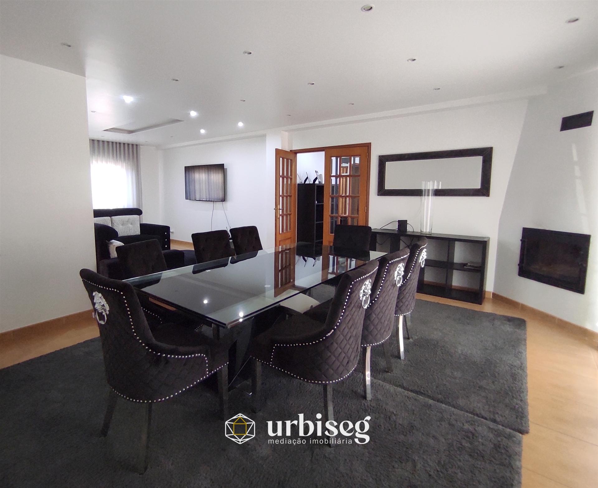 MORADIA EM CARRITOS — AMPLITUDE E LUZ A APENAS 3 MINUTOSDO CENTRO DA CIDADE