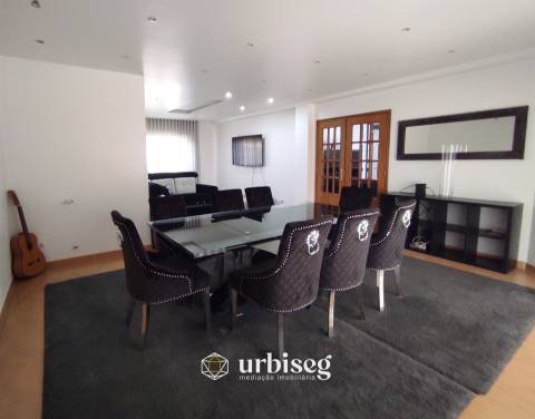 MORADIA EM CARRITOS — AMPLITUDE E LUZ A APENAS 3 MINUTOSDO CENTRO DA CIDADE