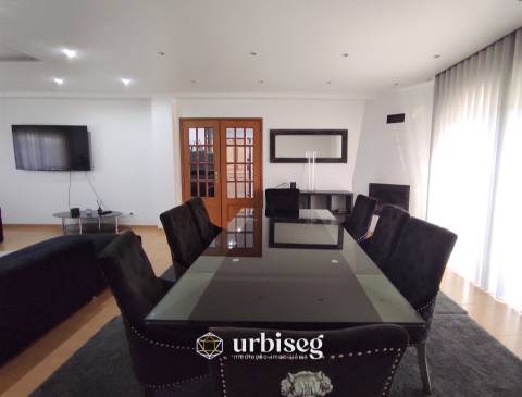 MORADIA EM CARRITOS — AMPLITUDE E LUZ A APENAS 3 MINUTOSDO CENTRO DA CIDADE