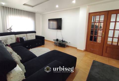 MORADIA EM CARRITOS — AMPLITUDE E LUZ A APENAS 3 MINUTOSDO CENTRO DA CIDADE