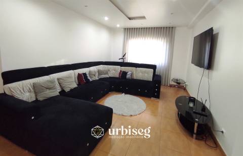 MORADIA EM CARRITOS — AMPLITUDE E LUZ A APENAS 3 MINUTOSDO CENTRO DA CIDADE