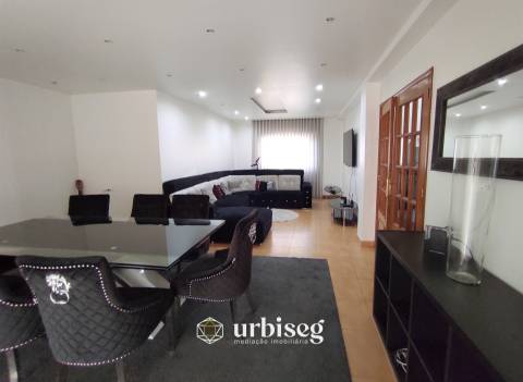 MORADIA EM CARRITOS — AMPLITUDE E LUZ A APENAS 3 MINUTOSDO CENTRO DA CIDADE