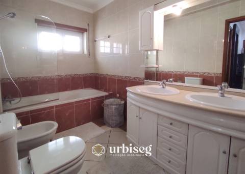 MORADIA EM CARRITOS — AMPLITUDE E LUZ A APENAS 3 MINUTOSDO CENTRO DA CIDADE