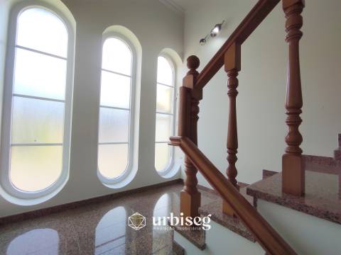 MORADIA EM CARRITOS — AMPLITUDE E LUZ A APENAS 3 MINUTOSDO CENTRO DA CIDADE